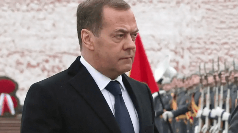 Medvedev Warns of Global Threat if West Sends Nuclear Arms to Ukraine